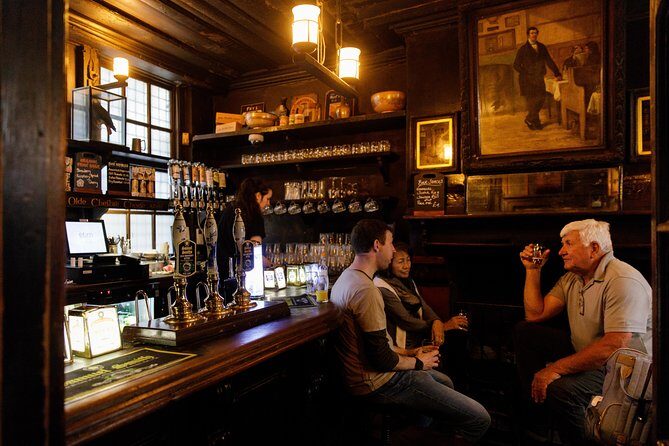 London Small Group Tour of Historical Pubs - Fleet Street pints: where pubs, gin, and journalists share space