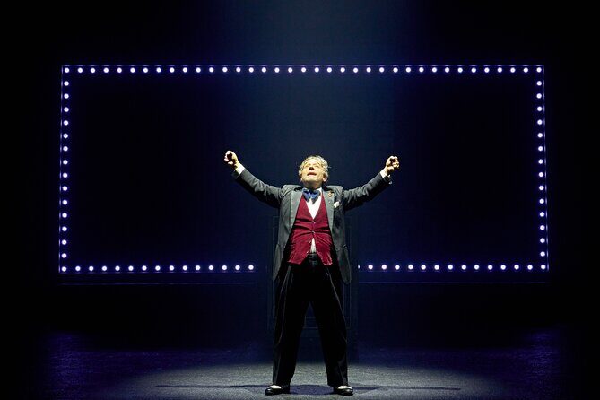 London Theatre: The Producers - What happens onstage: campy chaos, singing, and blunt satire
