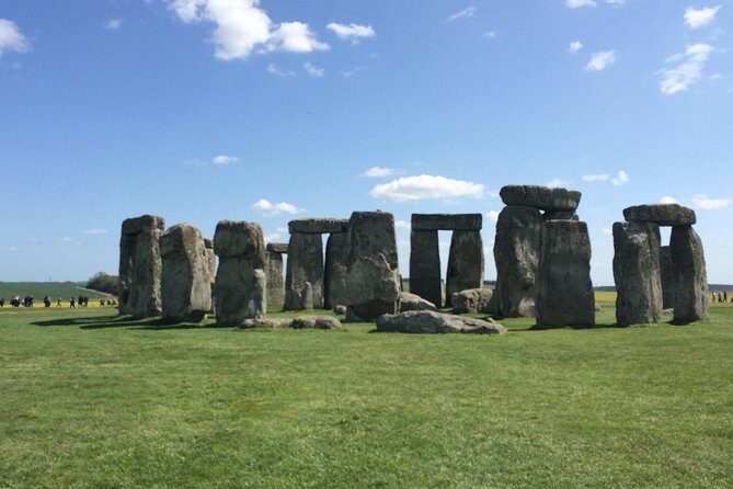 London to Southampton Cruise Port Including Stonehenge - Stonehenge visit with admission included and a phone audio guide