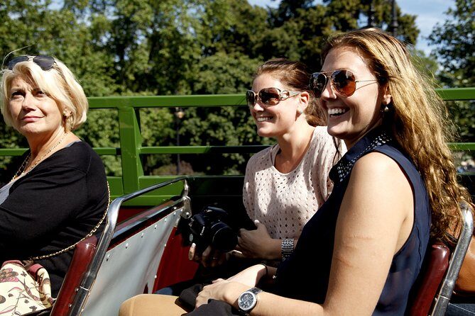London Vintage Bus Tour Including River Thames Cruise with Optional Lunch - Buckingham Palace to Big Ben: photo stops that move you along