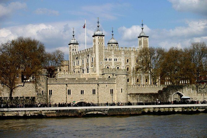 London Vintage Bus Tour Including River Thames Cruise with Optional Lunch - Lunch upgrade: fish and chips at a central pub (and why it’s worth considering)