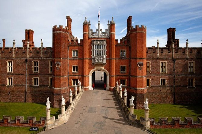 London, Windsor Castle, Hampton Court Palace with Free Snack Pack - Pickup, timing, and the route day-flow you should expect