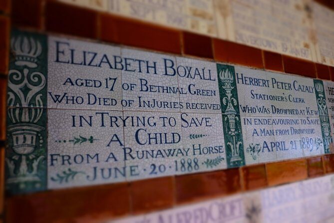 London's Hidden Gems and Secret History Private Guided Tour - St Bride’s Church Crypt Museum: Great Fire Footprints and WWII Archaeology