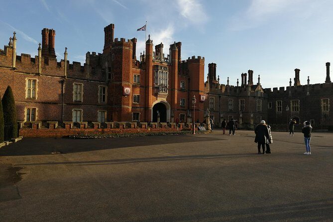 Luxury Private Day Hire London-London Stopover at Windsor & Hampton Court Palace - The Day’s Timing: How the Route Stays Comfortable