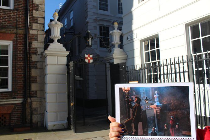 Mary Poppins Small Group Walking Tour of London - Mary Poppins Returns Film Stops, Actually in the City of London