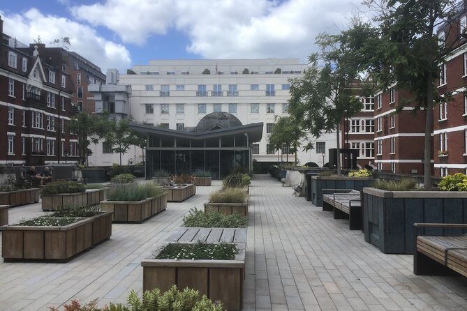 Mayfair and Belgravia Private Walking Tour - Belgravia’s squares and haunted pubs: The Grenadier and Lord Lucan’s shadow