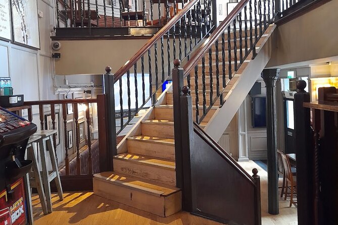 Newcastle Upon Tyne Private Historic Pub Tour With Free Drinks! - A quick cultural stop at The Lit & Phil