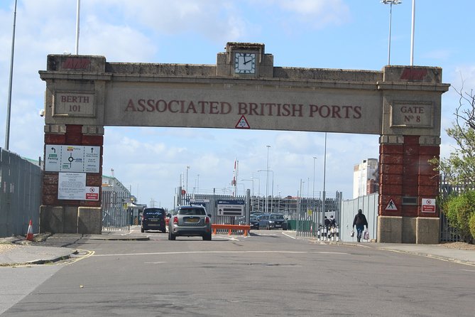 One Way or Round Trip Private Transfer from London to Southampton Cruise Port - Meet-and-greet pickup: how you find your driver at the cruise port and Heathrow