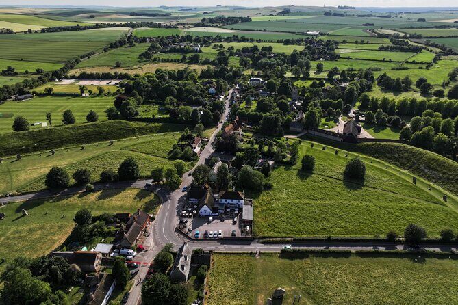 Oxford and Cotswolds Tour with Country Pub Lunch from London - Burford and Woolsack Tombs: Cotswolds charm with a side of churchyard details