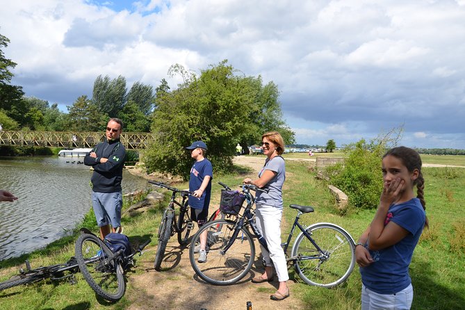 Oxford Bike Tour with Student Guide - Port Meadow and the Pitt Rivers Museum: slowing down outside the college walls