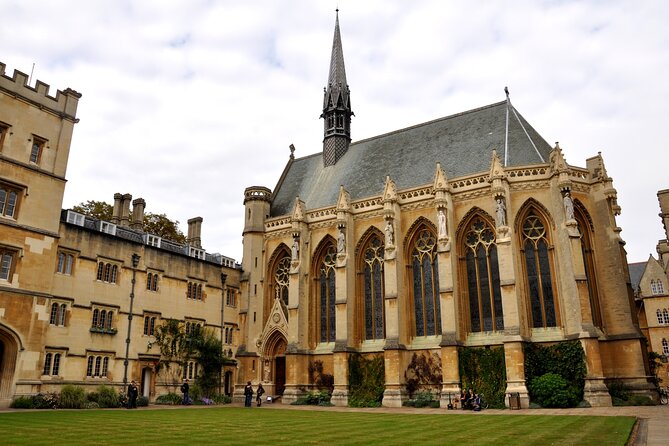 Oxford: Official CS Lewis and JRR Tolkien Walking Tour - Radcliffe Camera and Radcliffe Square: The Lamp Posts and Mr Tufnell Carving Moment
