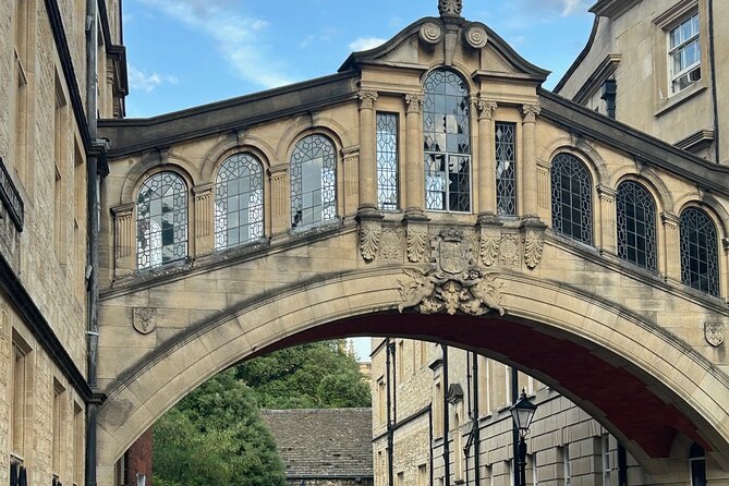 Oxford Pub Tour: Historic Pubs and Local Brews - Radcliffe Square and the Radcliffe Camera: big sights with minimal time