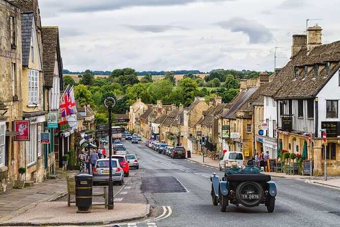 Oxford, Stratford, Cotswolds & Warwick Castle Tour from London - The coach experience: comfort, language, and audio quirks to plan for