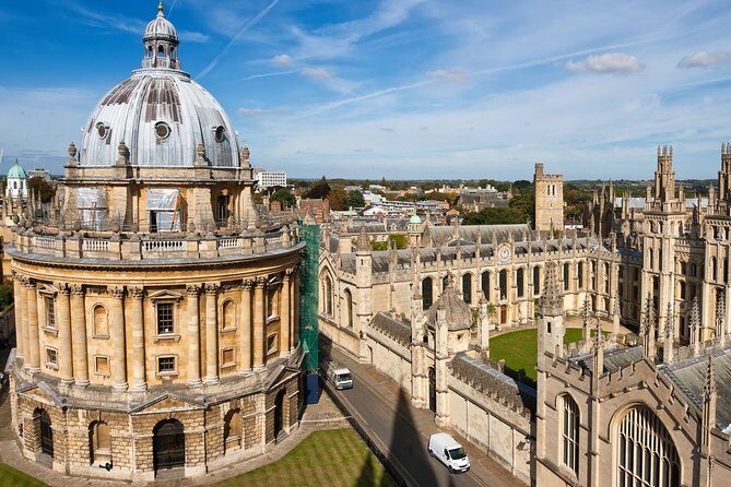 Oxford, Stratford, Cotswolds & Warwick Castle Tour from London - Warwick Castle meet-and-greet plus 1.5 hours for real exploring