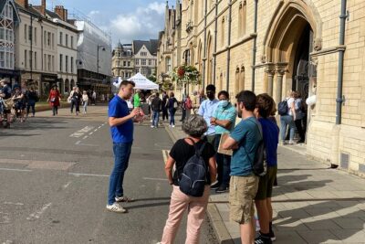 Oxford University Walking & Punting Tour by Alumni™ & New College - Meeting at 11 Broad Street: How to Find Your Guide Fast