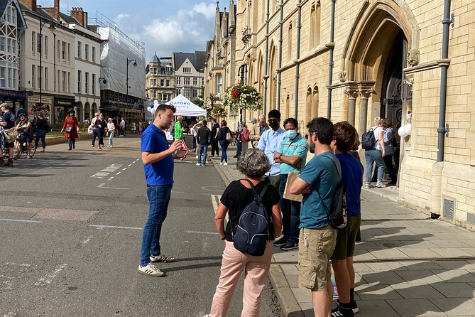 Oxford University Walking & Punting Tour by Alumni™ & New College - Meeting at 11 Broad Street: How to Find Your Guide Fast