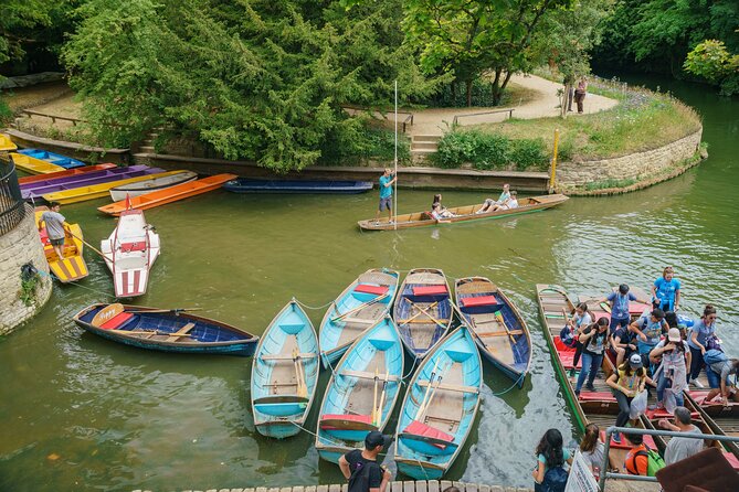 Oxford University Walking Tour by Alumni™ & Optional New College - Oriel College and Christ Church Meadow: history you can walk right up to