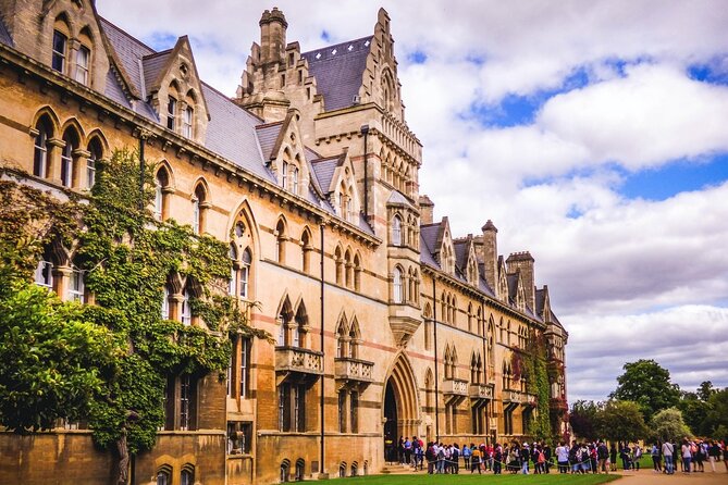 Oxford Walking Tour - Discover its University and Traditions - Bodleian Library Courtyard: A Literary Feel-Good Moment