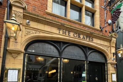 Oxford's Historic Pubs: A Self-Guided Walking Tour - Riverside start at Caudwells Castle: eights rowing and a pub naming story