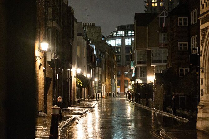 Paranormal ActivityTour in Old London - Gin palace stop: switching from ghost stories to very human spirits