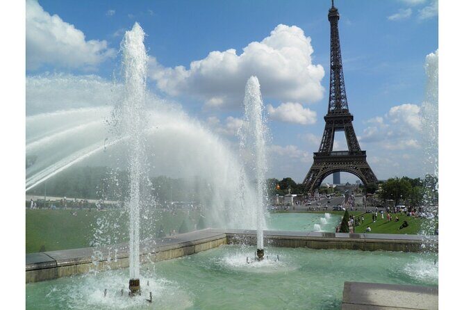 Paris by Rail with Sightseeing Bus and River Seine Lunch Cruise - Arc de Triomphe: quick photo power, big meaning