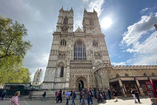 Priority Access Westminster Abbey Tour with a Professional Guide - Photo Stops and Respectful Etiquette Inside a Working Royal Church