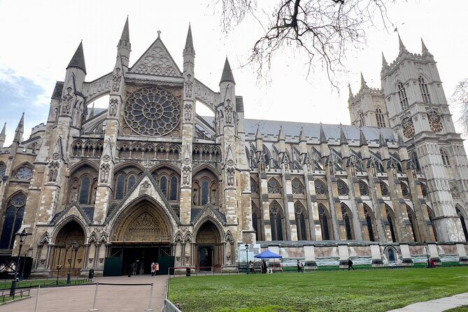 Private 3-Hour London Tour with Pickup – Explore Iconic Landmarks - Buckingham Palace and St James’s Park: Royal Theater and Park Breathing Room