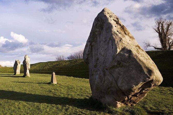 Private Archaeologist Guided Tour Stonehenge, Salisbury & Avebury - Avebury stone circles and the Red Lion finish: the day’s payoff