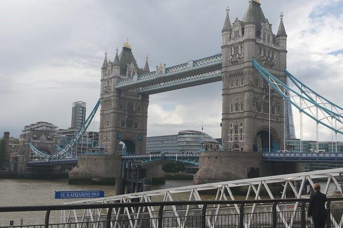 Private Arrival Transfer: Gatwick Airport to Central London - In the Car: Vehicle Choice, Navigation, and a Real Chauffeur Feel