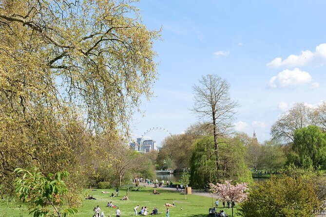 Private Bike or eBike Gold Classic Tour London - Lincoln’s Inn Fields and Smithfield Market: small stops that add flavor