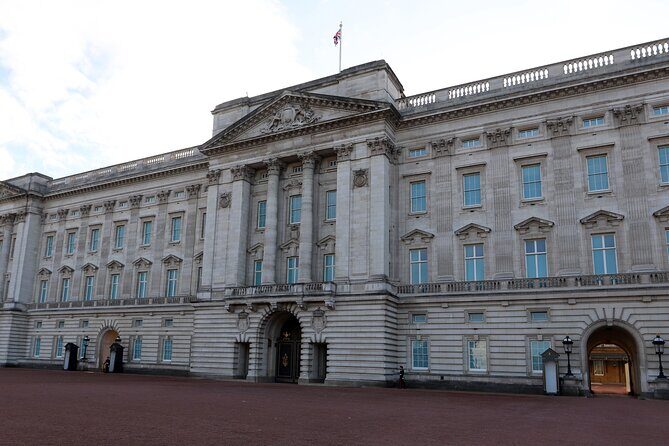 Private Buckingham Palace Royal Walk & Champagne at Harrods - Hyde Park: a breather without losing the momentum
