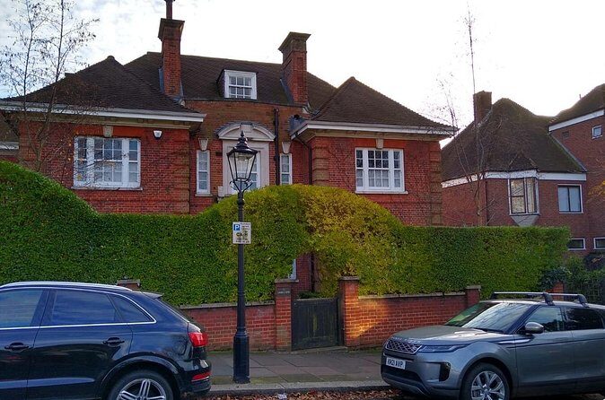 Private Celebrity Houses Tour of London - Photo-friendly walking, without turning it into a traffic jam