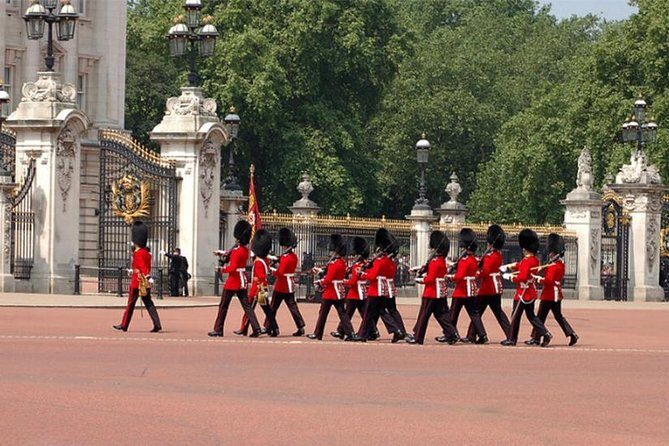 Private Chauffeured Luxury Range Rover at Your Disposal in London Full Day - Chauffeur vs guide: know the difference before you expect commentary