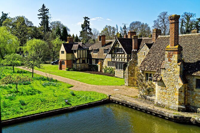 Private Chauffeured Tour to Hever Castle from London - The Gardens at Hever: Italian, Roses, and the Lake