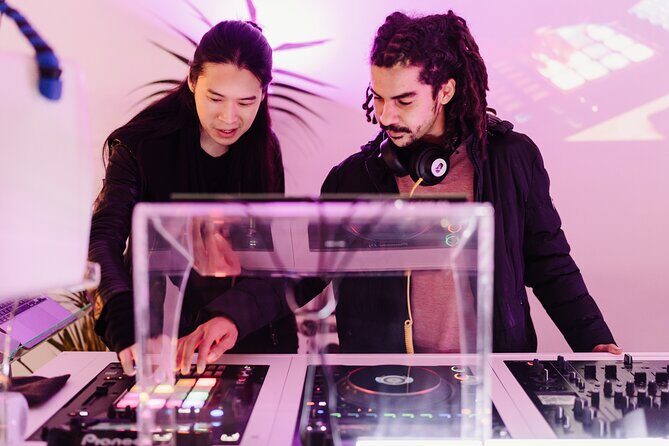 Private DJ Class - Beatmatching and blending: the skill pair that makes tracks lock in
