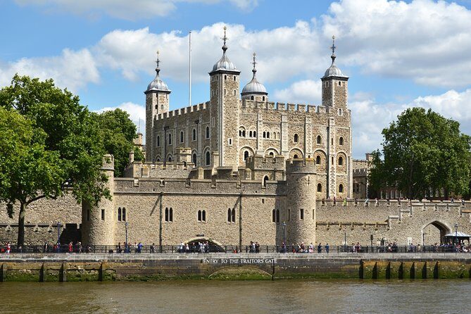 Private Guided London Highlights Walking Tour - Trafalgar Square to St James’s Park: Squares, Statues, and Royal Air