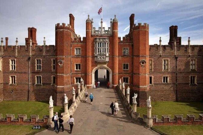 Private Guided Tour of Hampton Court Palace - The Stories You’ll Actually Remember: Henry VIII, Ghosts, and LGBTQ+ Themes
