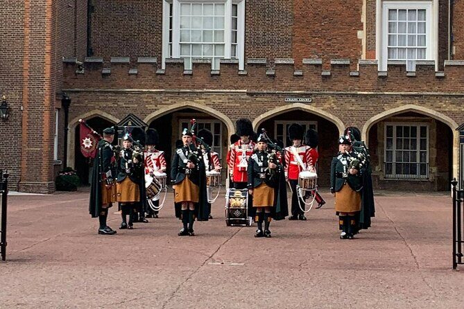 Private Guided Tour of London Landmarks - English or Italian - Buckingham Palace area: where the Changing of the Guard can happen