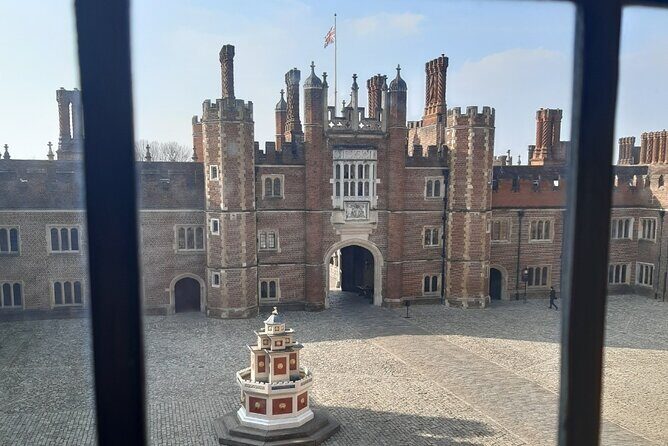 Private Guided Tour Secrets of the Six Wives Hampton Court Palace - Entering Hampton Court With a Tudor Game Plan