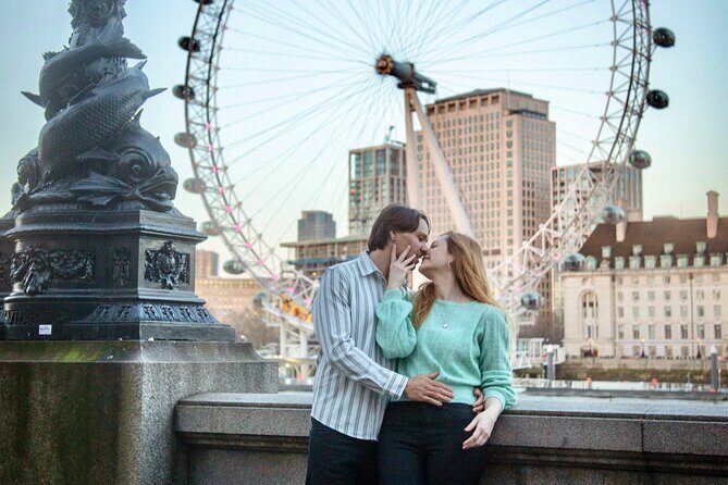 Private landmarks photoshoot for families and couples - Big Ben on Westminster Bridge: Framing, telephone booths, and quick repositioning