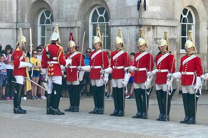 Private London Highlights Tour with Experienced Guide in Taxi - A private taxi tour that gets you oriented fast