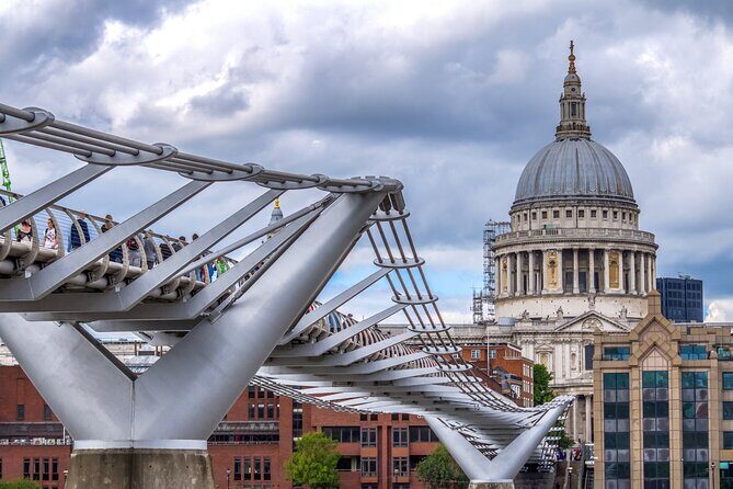 Private London Kickstart City Tour - Drake’s ship and a medieval prison stop: two different London stories