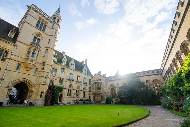 Private Oxford Walking Tour With University Alumni Guide - Christ Church quadrangles, chapels, and gardens