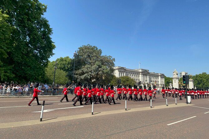 Private Royal London Taxi Tour with The Changing of the Guards - Key things you’ll notice on this tour