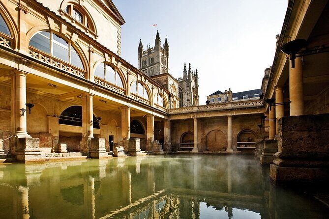 Private Tour of Stonehenge, Bath and Castle Combe. - A 10-hour Stonehenge–Bath–Castle Combe day with private pickup