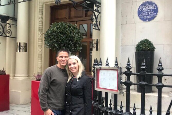Private Tour: The London of Shakespeare, the Beatles, James Bond and Sherlock Holmes by Traditional Black Cab - When guides go off-script: extra photo angles and surprising stops