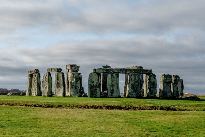Private Tour to Stonehenge and Bath from London - Tour guide energy: why the best part is often the commentary