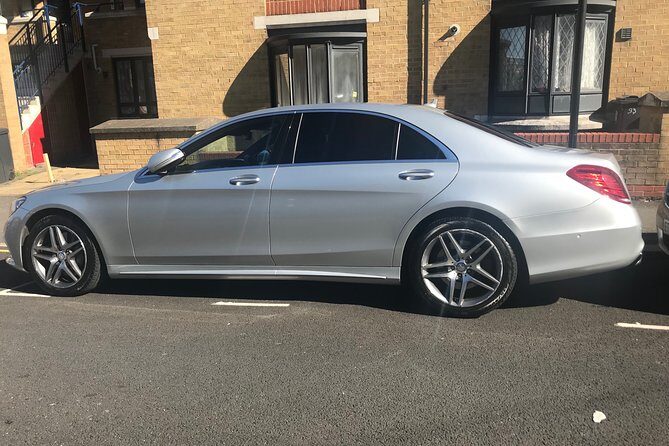 Private Transfer From Heathrow Airport to Central London (E Class Mercedes) - The Pickup Moment: Name Sign, Terminal Meet, and Flight Timing Checks