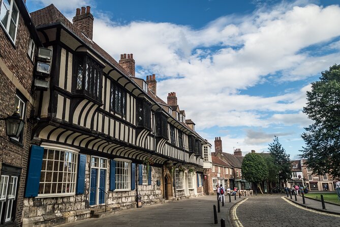 Private York Minster Guided Walking Tour - Local legends and famous figures: turning York’s myths into real wayfinding