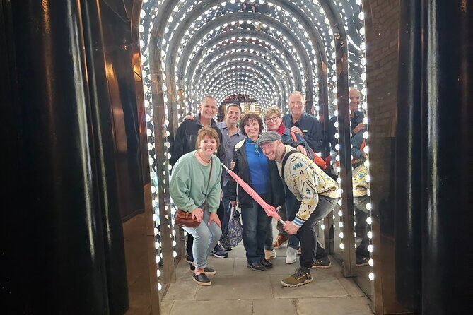 Pub Crawl and Sing along London Experience - The vibe: part pub crawl, part London street story